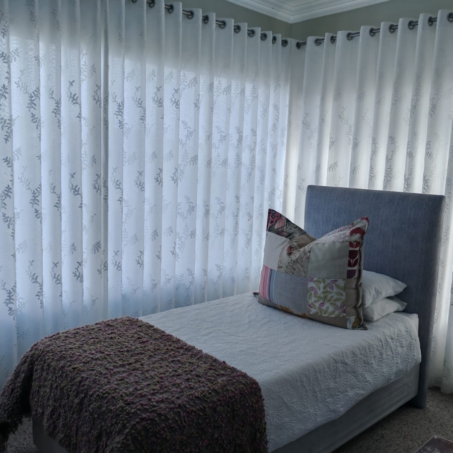 5 Bedroom Property for Sale in Avonddans Western Cape